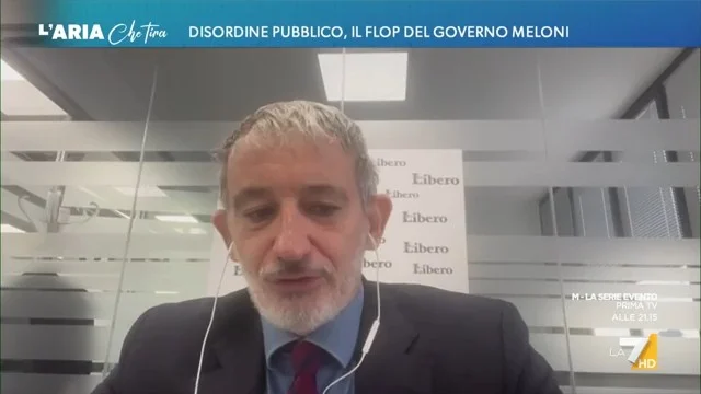 Senaldi contro Fusani: "Ti do 10 euro ma fammi parlare". Interviene Parenzo: "Non occorre"