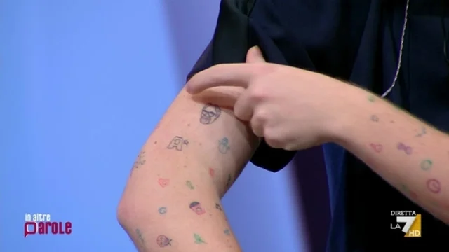 Me lo tatuo anche io, tatuiamoci insieme': la sfida tra Vecchioni e Alfa