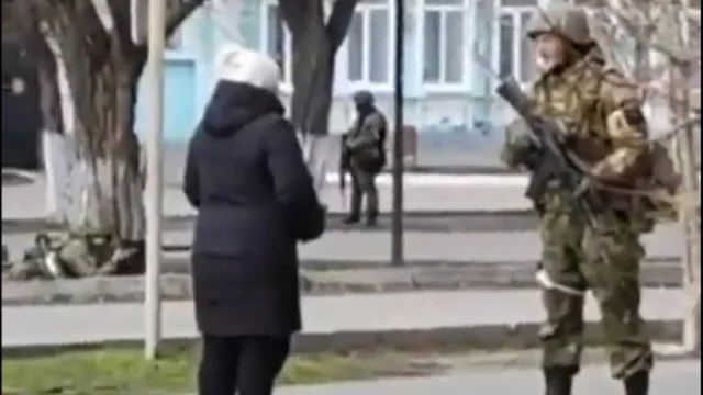Ucraina, una donna offre semi ai soldati: "Così cresceranno fiori quando morirai"