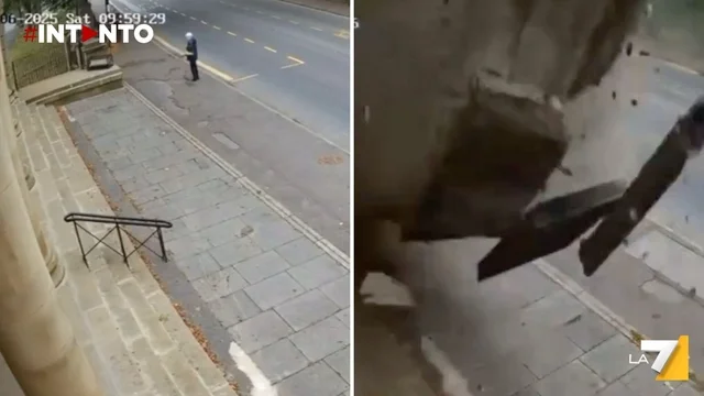 Crolla la facciata di una chiesa: sfiorata la tragedia in strada
