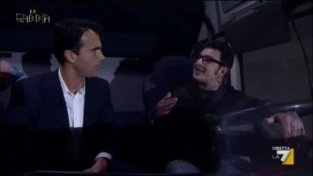 Paragone prende Gozi e lo porta su un camion