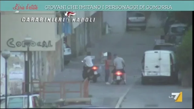 Giovani che imitano i personaggi di Gomorra