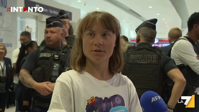 Greta Thunberg è atterrata a Parigi: dopo l’arresto in Israele, torna in Europa