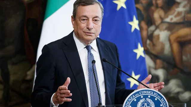 "Disponibile per un secondo mandato?": la risposta secca di Draghi e le risate in sala stampa