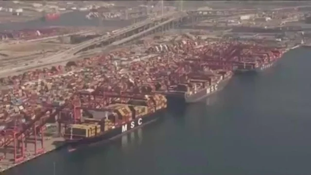 Navi bloccate al porto, la congestione è record: le incredibili immagini