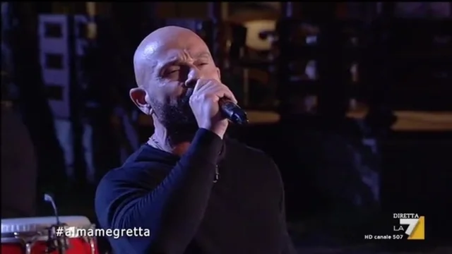 Raiz, frontman degli Almamegretta, canta gli Squallor