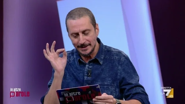 L'imitazione geniale Luca Bizzarri della camminata di Giambruno