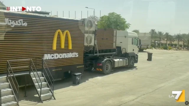 Un McDonald's mobile allestito in Arabia Saudita per la visita di Trump