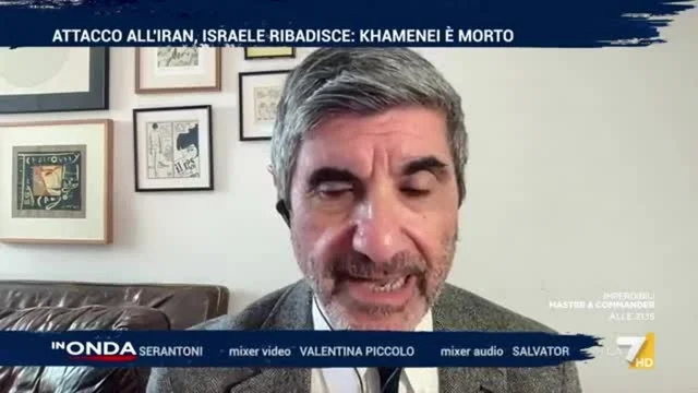 Vannacci, Riotta si rivolge a Crosetto: “Uno vestito con il kimono per fare il bagno come è diventato generale?”