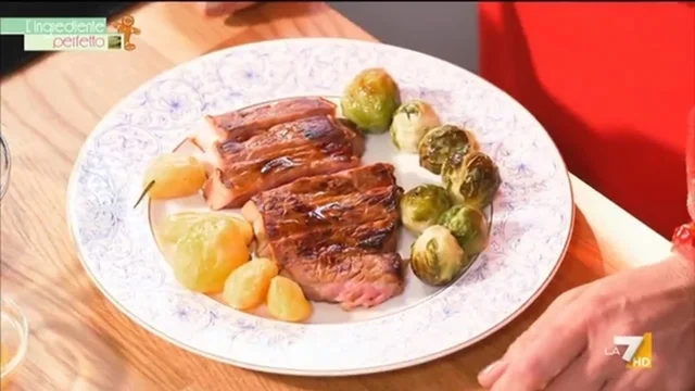 Tagliata di manzo alla soia con patate novelle e cavoletti di bruxelles