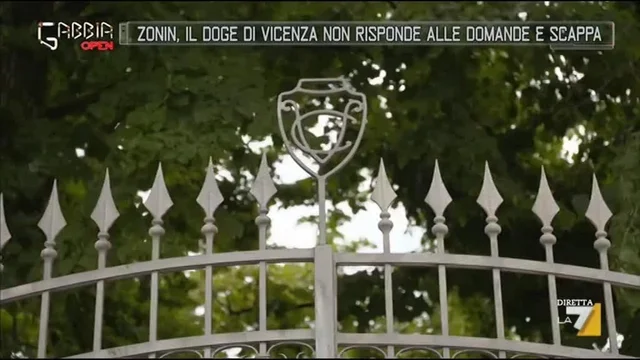 Zonin, il doge di Vicenza non risponde alle domande e scappa