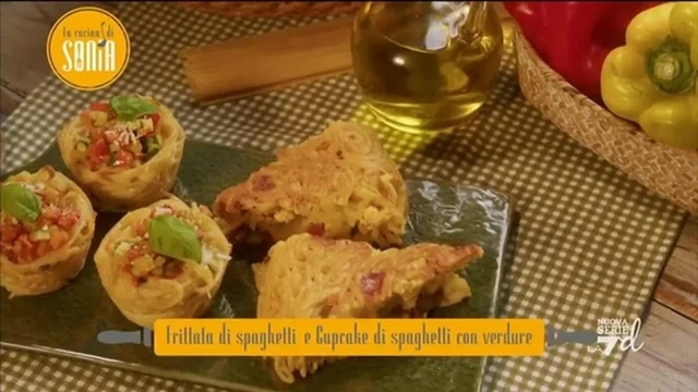 Frittata di spaghetti e cupcake con verdure