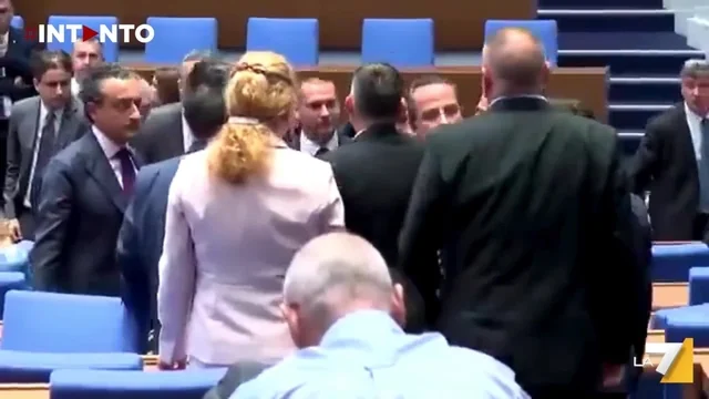 Tensione al Parlamento di Sofia: scontri dopo l’ok all’ingresso della Bulgaria nell’eurozona