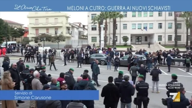 Giorgia Meloni a Cutro: guerra ai nuovi schiavisti