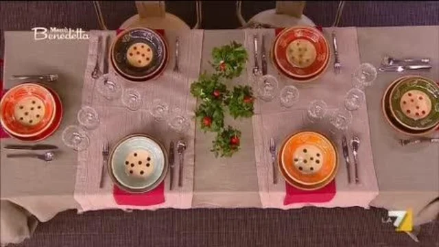 Tavola menù cena all'aperto