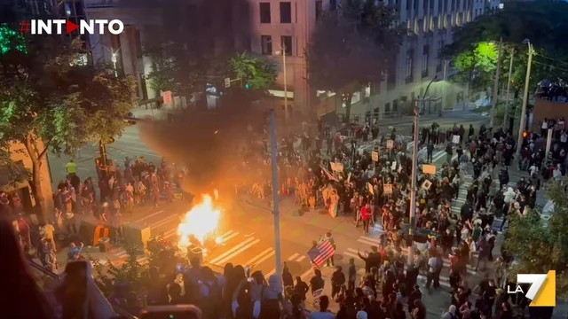 Seattle, violenti disordini davanti all’edificio federale: fuoco e slogan estremisti