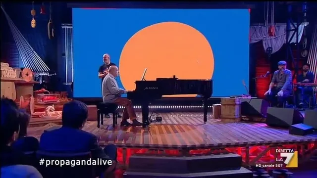Propaganda Live - Il Prof. Zagrebelsky al pianoforte