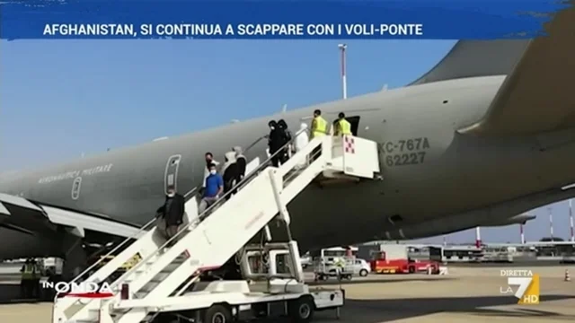 Voli-ponte con l'Afghanistan, si continua a fuggire