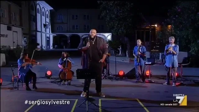 Sergio Sylvestre canta l'inno del rientro a scuola con la #propagandaorkestra