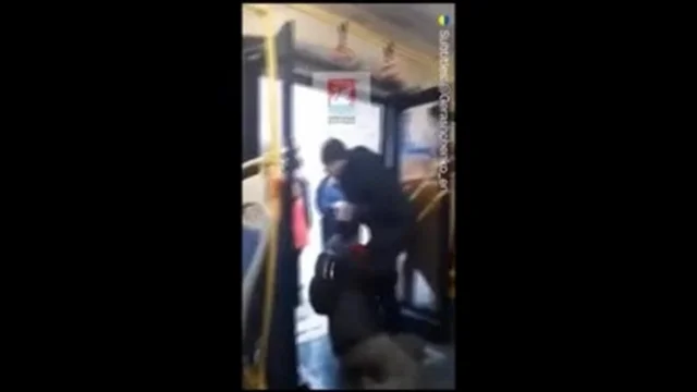 Russia, donna critica la guerra in Ucraina: insultata e trascinata fuori dal bus