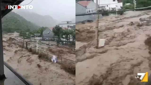 Cina: gravi inondazioni e frane, almeno 30 morti e 80.000 evacuati
