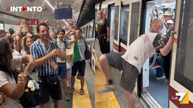 Uomo si arrabbia con i turisti che cantano "Imagine": lite sulla metro di Roma