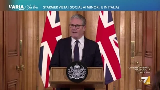 Starmer vieta i social ai minori, e in Italia?
