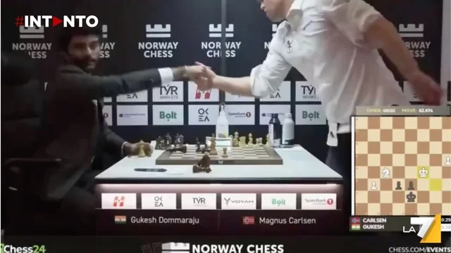 Gukesh Dommaraju batte Magnus Carlsen: lo scacchista norvegese perde e se ne va furioso
