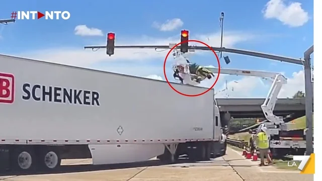 Incidente sul lavoro in Louisiana: operaio investito da un camion mentre riparava un semaforo