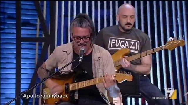 La #propagandaorkestra interpreta "Police on my back" dei The Clash