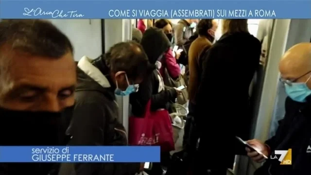 Come si viaggia (assembrati) sui mezzi a Roma