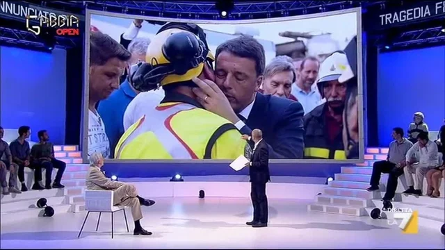 Renzi abbraccia i vigili, Feltri: 'Pensava di essere al Gay Pride'; Travaglio: 'Onore a Renzi'