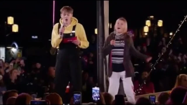 Greta Thunberg balla e canta durante il concerto Climate Live 2021