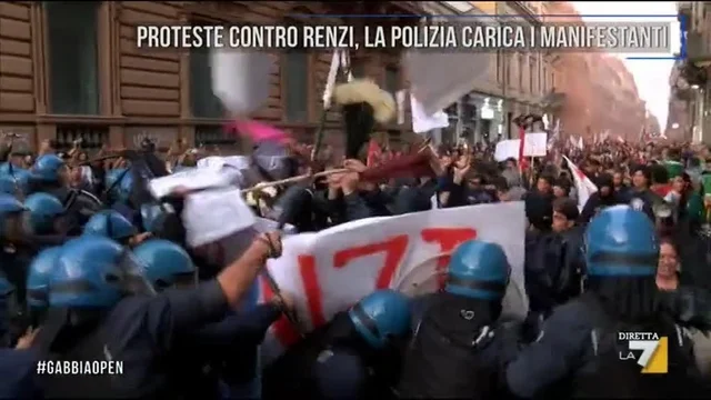 Proteste contro Renzi, la polizia carica i manifestanti
