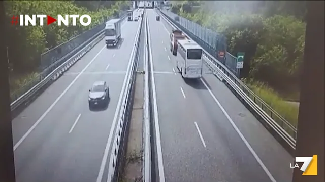 Pedemontana, pubblicato il video dello schianto del pullman con la scolaresca: la maestra è morta sul colpo