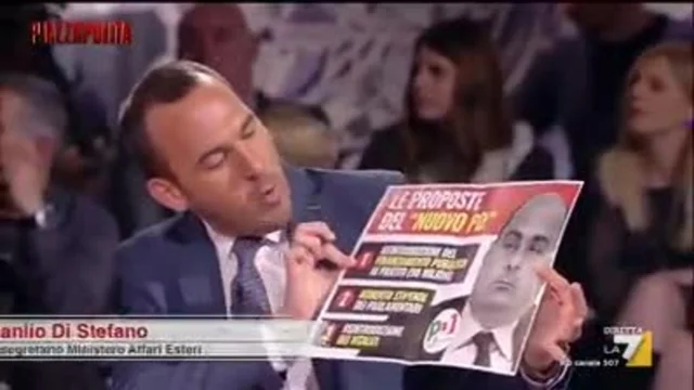 Il sottosegretario Manlio Di Stefano mostra le proposte di Luigi Zanda: ‘Il PD propone di aumentare lo stipendio dei parlamentari, reintrodurre i vitalizi. 'Il M5S è il primo partito in Italia e del PD non ha proprio bisogno!’