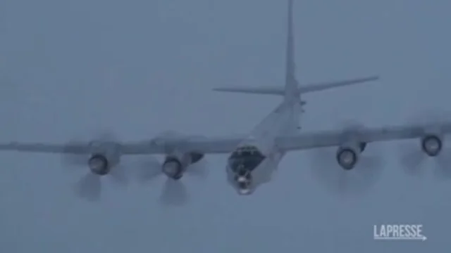Bombardieri russi si avvicinano allo spazio aereo Nato: la Raf britannica risponde con aerei da combattimento