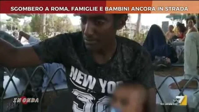 Sgombero a Roma, famiglie e bambini in strada