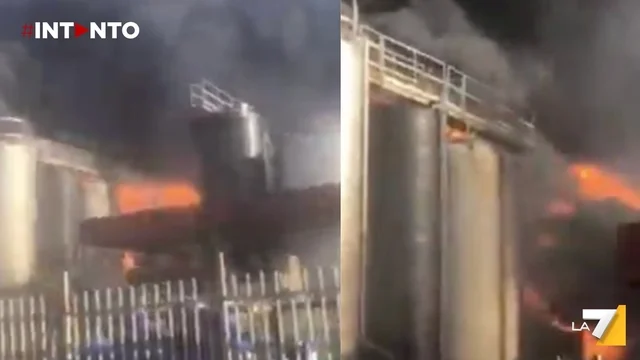 Napoli, incendio a Caivano: in fiamme azienda chimica nella zona industriale di Pascarola