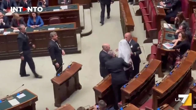 Riccardo Magi vestito da fantasma: protesta contro il governo e viene espulso dalla Camera