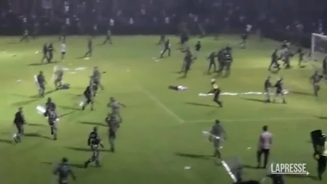 Indonesia, terribile strage allo stadio: 125 morti. Le immagini shock
