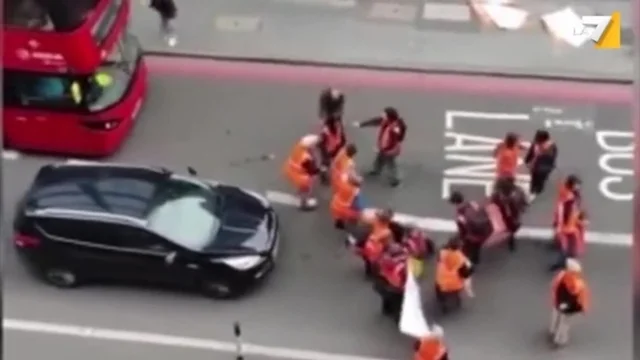 Londra, un uomo aggredisce gli attivisti per il clima che bloccano il traffico