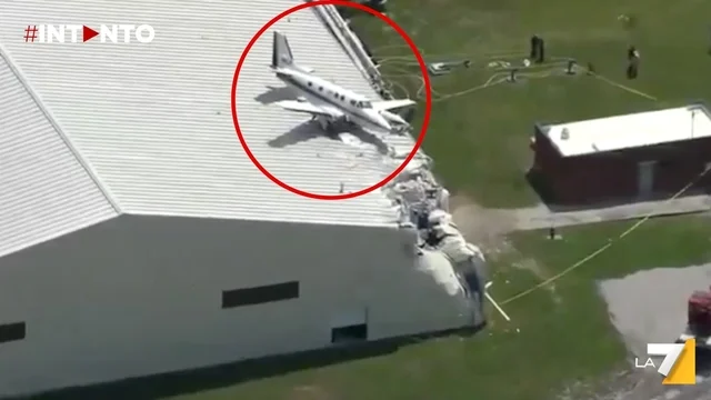 Kansas, aereo si schianta su un hangar e rimane incastrato sul tetto