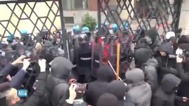 Torino, studenti tentano di fare irruzione all’Unione Industriali: scontri con la polizia
