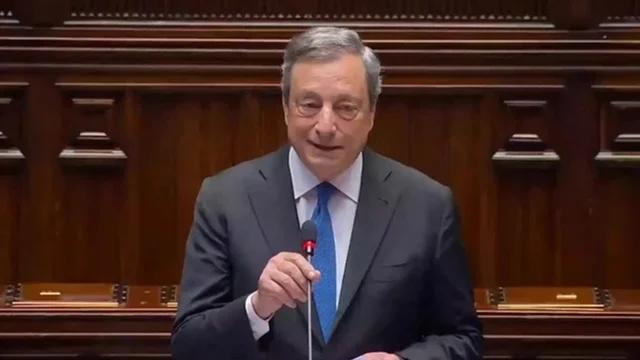 Draghi commosso dopo l'applauso: "Anche i banchieri centrali usano il cuore"