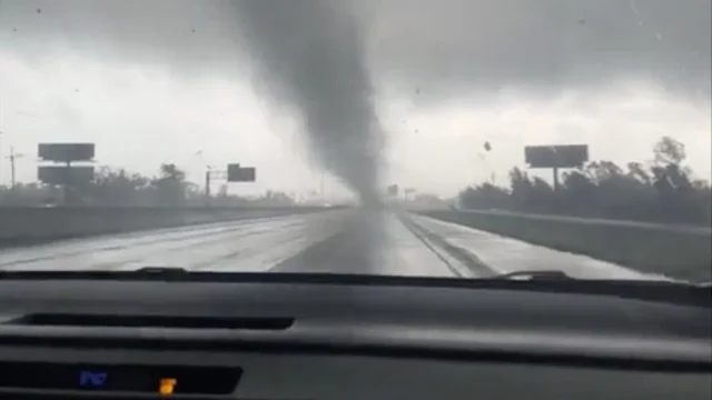 Tornado attraversa la strada, l'automobilista riprende tutto: le incredibili immagini