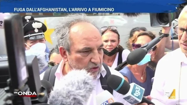 Fuga dall'Afghanistan, l'arrivo a Fiumicino