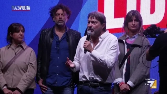 “Diffidate dei politici che non rispondono alla stampa”: la piazza a sostegno di Ranucci