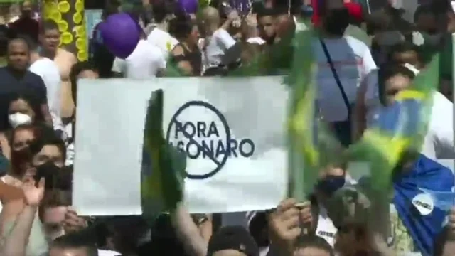 Brasile, migliaia di persone in piazza per protestare contro Bolsonaro