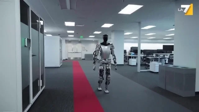 Il robot di Elon Musk ora fa paura: le immagini impressionanti
